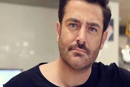 سلفی جدید محمدرضا گلزار با عینک جدید در ماشین لوکسش