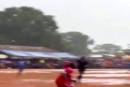  فوتبال بازی کردن ستاره مسلمان در روستا و زمین خاکی