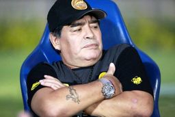 فروش پیراهن مارادونا برای مبارزه با کرونا

