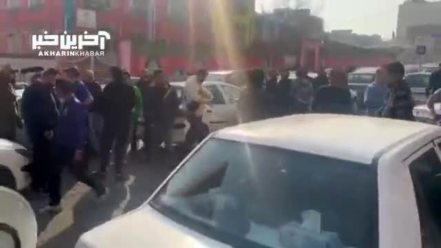 (ویدئو) شعار نویسی و اتهام خیانت به خطیر بر روی دیوار باشگاه استقلال