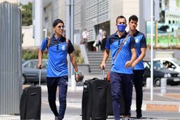 جلسه مشکوک ۳ بازیکن استقلال با یک ناشناس داخل اتومبیل!/ جروبحث استقلالی‌ها در محوطه فرودگاه



