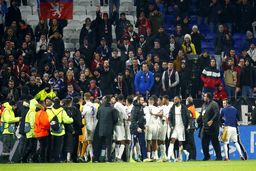 درگیری بازیکنان لیون و هواداران در شب صعود + عکس

