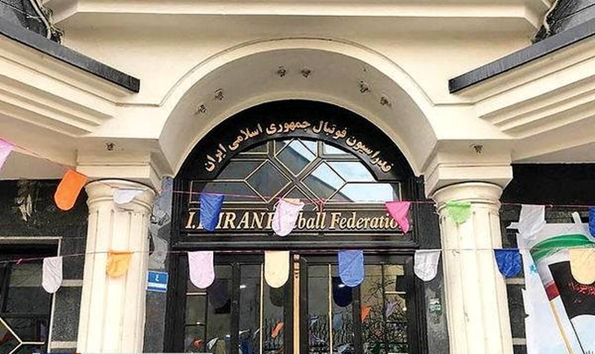 ورود فوتبالی‌ها ممنوع، ورود سیاسی‌ها و دولتی‌ها آزاد!

