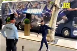ویدئو|تشویق طارمی هنگام خروج از اتوبوس پورتو
