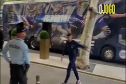 ویدئو|تشویق طارمی هنگام خروج از اتوبوس پورتو
