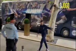 ویدئو|تشویق طارمی هنگام خروج از اتوبوس پورتو
