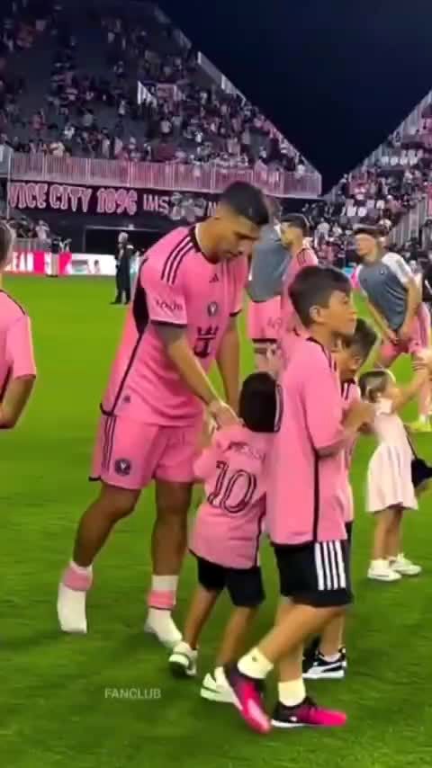 (ویدئو) پس گردنی زدن پسران مسی به سوارز 