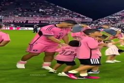 (ویدئو) پس گردنی زدن پسران مسی به سوارز 