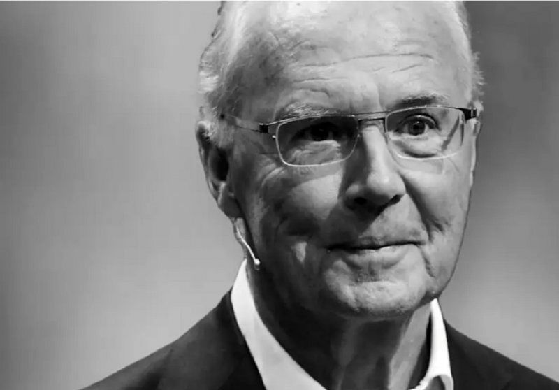 نورپردازی آلیانز آرنا برای گرامی‌داشت یاد فرانتس بکن باوئر 