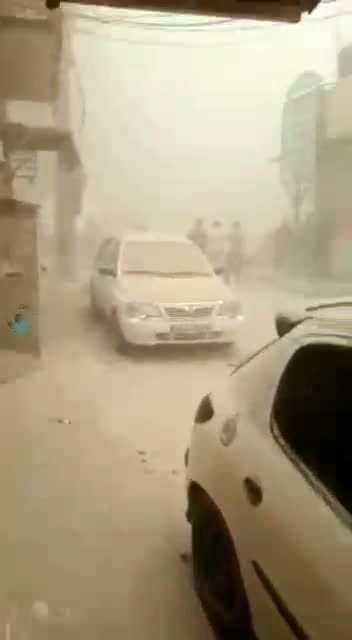 لحظه بیرون کشیدن یک کودک خونین از زیر آوار ریزش ساختمان متروپل آبادان