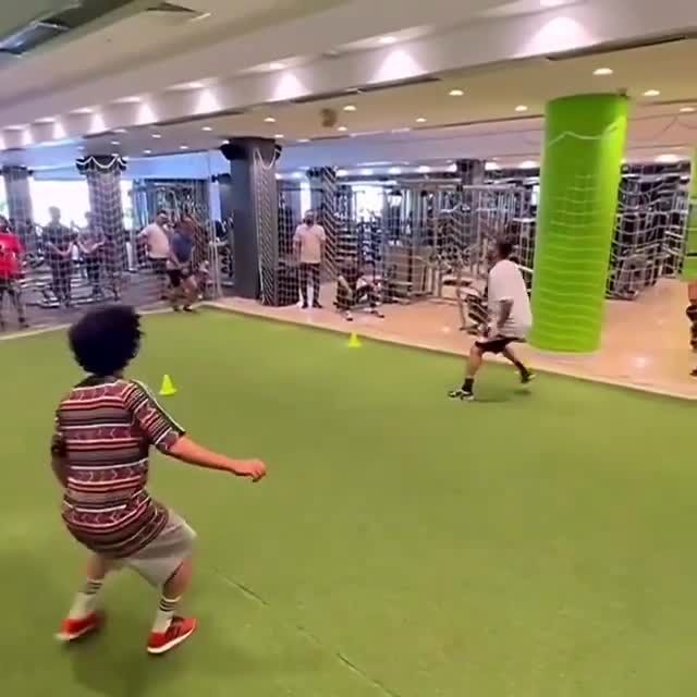 کری با ضربه قیچی برگردان آقای خواننده مقابل علی کریمی