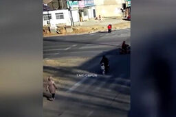 لحظه وحشتناک زیر گرفتن یک زن و یک موتورسوار؛ تصاویر ۱۸+
