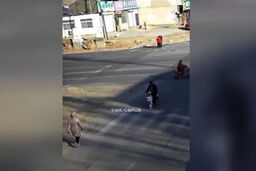 لحظه وحشتناک زیر گرفتن یک زن و یک موتورسوار؛ تصاویر ۱۸+

