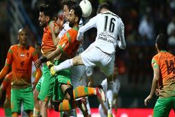 چمن خشک دلیل تاخیر آغاز بازی پرسپولیس و مس
