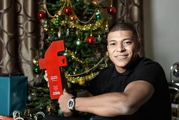 ستاره فوتبال جهان در لباس بابانوئل +  عکس

