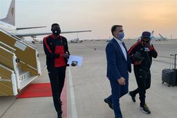 چمدان ۱۰ میلیاردی سوغاتی در دست آذری + عکس