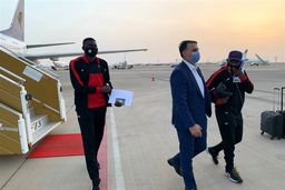 چمدان ۱۰ میلیاردی سوغاتی در دست آذری + عکس