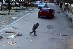 فوری : لحظه وحشتناک زیر گرفتن کودک با یک پژو | ببینید