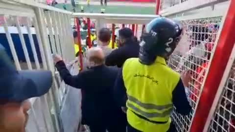 ویدئو| پرتاب آب دهان به سمت گل محمدی!