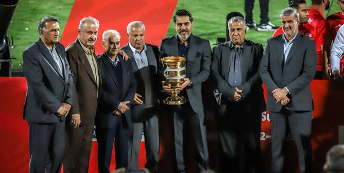 اهدا کاپ قهرمانی سوپرجام فوتبال ایران به پرسپولیس