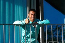 رونالدو از بالکن اتاق، تماشاگر فوتبال شد + عکس

