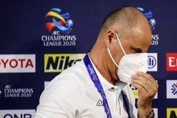 سرمربی بوریرام با ماسک در نشست خبری!

