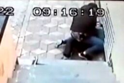 ویدئو هولناک از تعرض به زن ایرانی در سفارت ایران در دانمارک | فیلم لورفته از لحظه حمله جنون‌آمیز مهاجم به سفارت ایران 