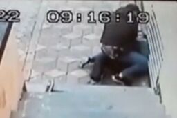 ویدئو هولناک از تعرض به زن ایرانی در سفارت ایران در دانمارک | فیلم لورفته از لحظه حمله جنون‌آمیز مهاجم به سفارت ایران 