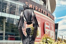 عکس:رونمایی آرسنال از مجسمه آرسن ونگر بزرگ