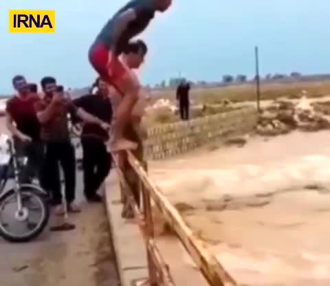 تصاویر حماقتی جدید در برخورد با سیل|فیلم