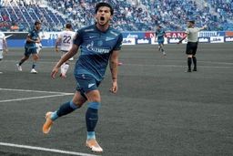 سردار آزمون با لباس بنفش در کنارِ ریبری؟