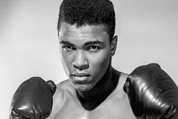 تصویر دیده نشده از محمد علی کلی بوکسور افسانه‌ای در نماز جمعه تهران