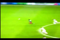لحظه دفع دیدنی نویر مقابل لوکوموتیو|فیلم