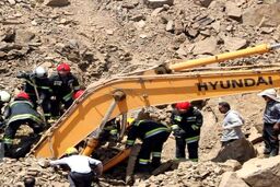 گودال بیل مکانیکی و راننده اش را بلعید+عکس