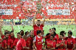 فیلم لحظه بالابردن جام جام ها توسط کاپیتان باشگاه پرسپولیس 