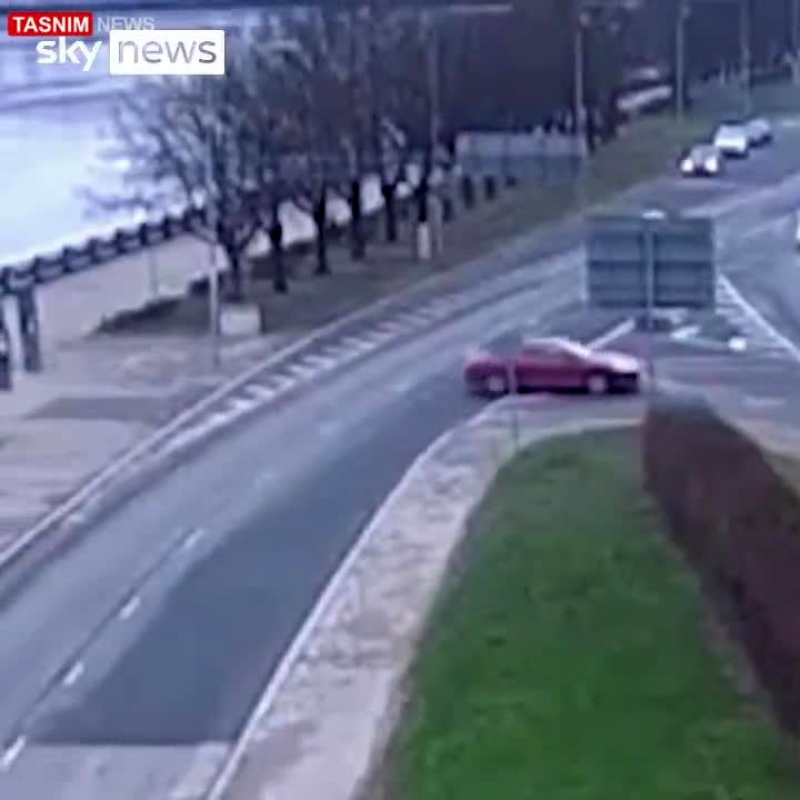 سقوط عجیب خودرو به داخل رودخانه|فیلم