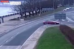 سقوط عجیب خودرو به داخل رودخانه|فیلم