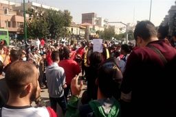 تجمع پرسپولیسی‌ها مقابل مجلس/ شعار سرخپوشان علیه رسول‌پناه و سلطانی‌فر


