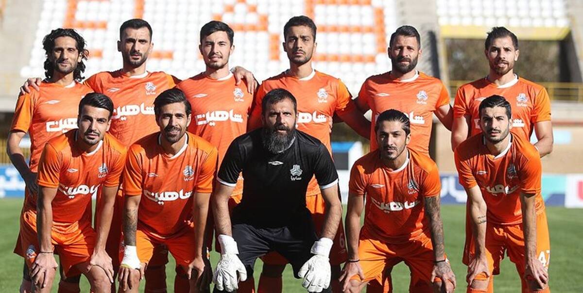 سرپرست غیرقانونی روی نیمکت تیم مشهور
