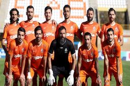 سرپرست غیرقانونی روی نیمکت تیم مشهور