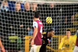 رحیم استرلینگ: جاخالی نداده بودم، شوت رودری ناک‌اوتم می‌کرد + عکس 



