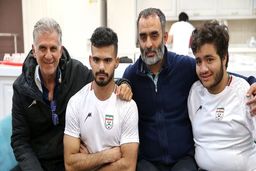 تصاویر دیدنی از کی روش و تیم ملی در خیریه امام رضا(ع)